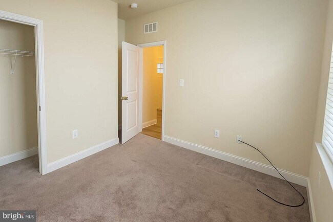 Building Photo - 5544 Old Colony Ct