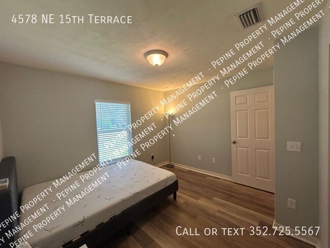 Building Photo - 4578 NE 15th Ter