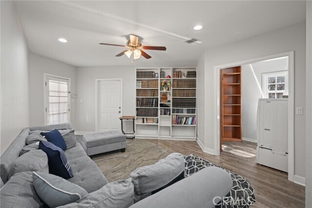 Building Photo - 18433 Tarzana Dr