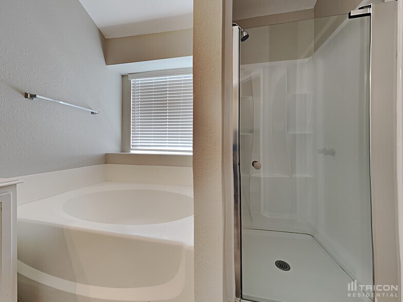 Building Photo - 200 Oaklawn Dr