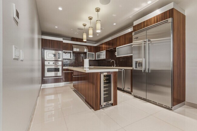 Building Photo - Waldorf Astoria 4707-Strip/City/Mtn Views from this Stunning 2Bd/2.5Ba Residence