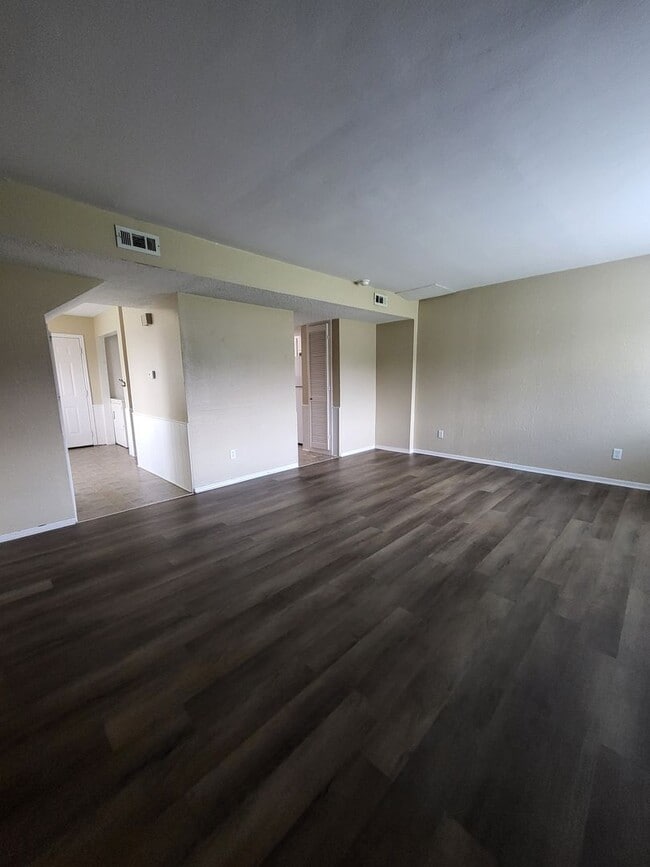 Building Photo - (2) Bed+Study/(2.5) Bath Townhome w/ Pool Access! Available NOW!
