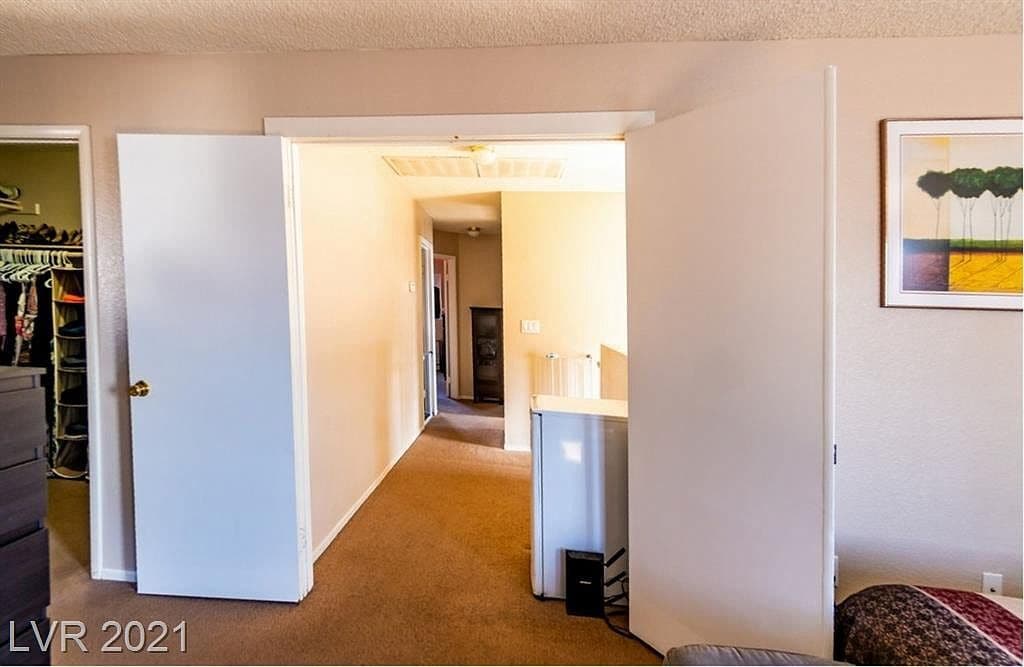Master bedroom entryway looking out to corridor - 4060 N Elkridge Dr