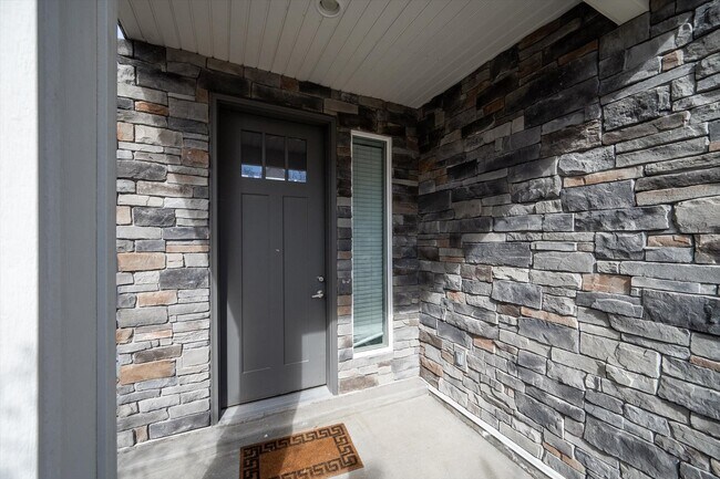 Building Photo - 721 E Zekes Ct