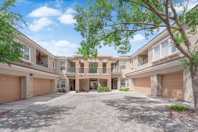 Building Photo - Charming 2 bedrooms 2 Bathrooms in the Amb...