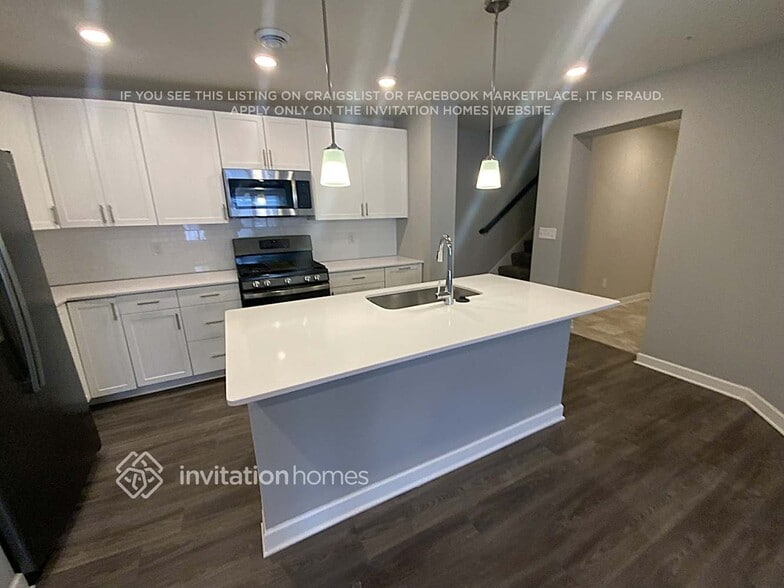 Building Photo - 10902 Everest Pl N