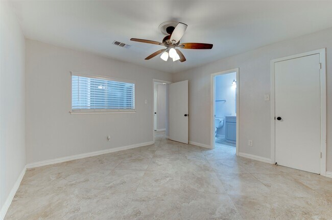 Building Photo - 10703 Highland Woods Dr