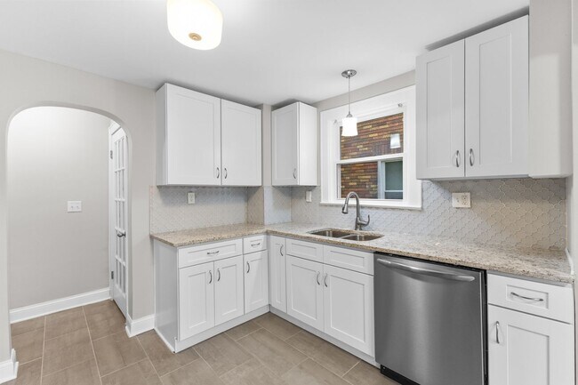Building Photo - Charming 3-Bed Dutch Colonial with Modern Updates & Massive Yard – Minutes from German Village!