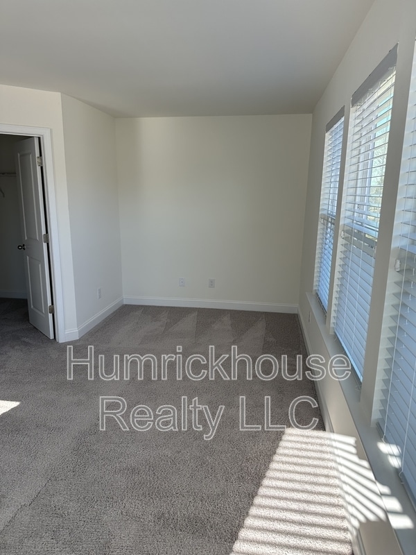 Building Photo - 1027 S Point Rd