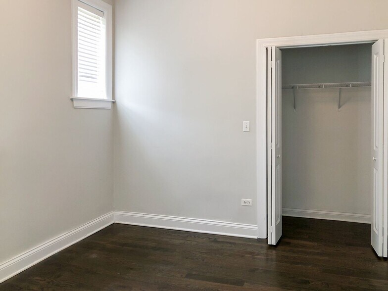 Building Photo - 3854 N Southport Ave