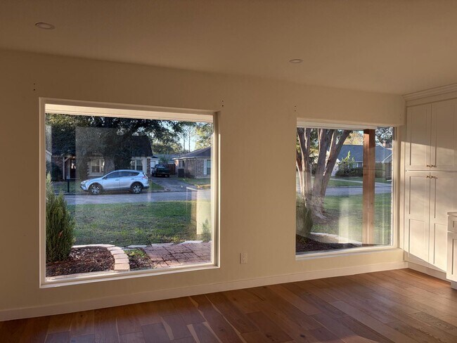 Building Photo - 2618 Pine Village Dr