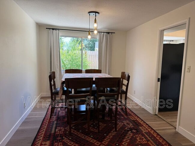 Building Photo - 1597 Navajo Dr