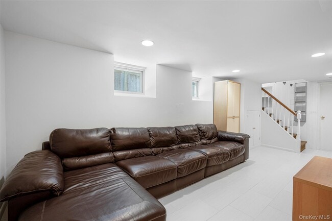 Building Photo - 5 Gerlach Pl