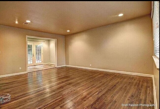 Building Photo - Available August 1st!  3-Bedroom, 1-Bathroom Home, Near Downtown Fayetteville