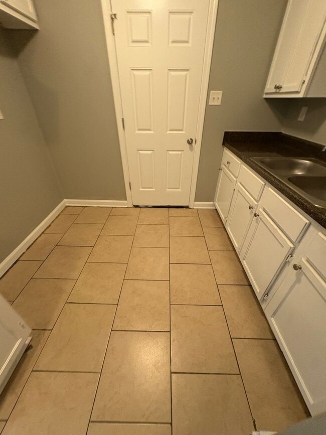 Building Photo - This 2BR/1BA includes a nice-sized living area, an ample kitchen, a fenced-in