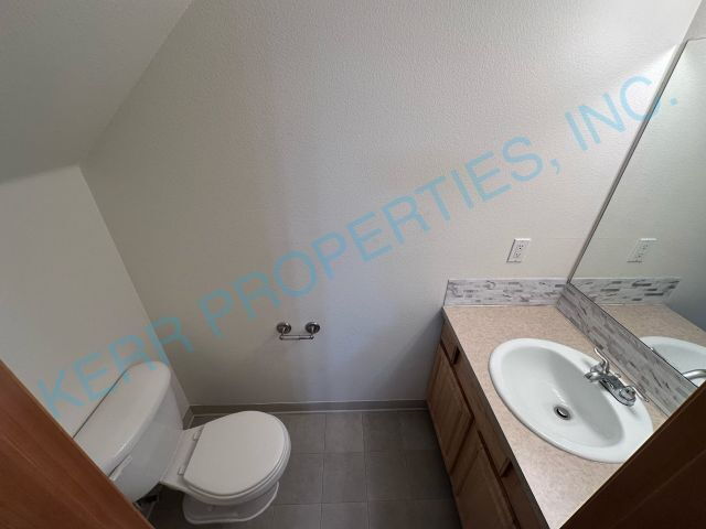 Building Photo - 714 SE Palmblad Pl