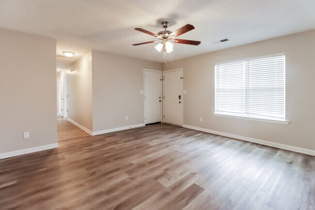 Building Photo - 1422 N Hampton Dr