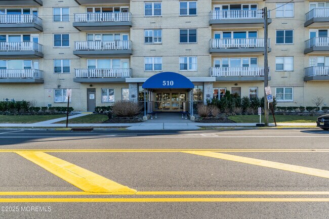 Building Photo - 510 Deal Lake Dr