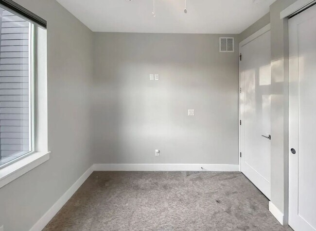 Building Photo - Modern 4BD, 3BA LoHi Townhome with Rooftop Deck