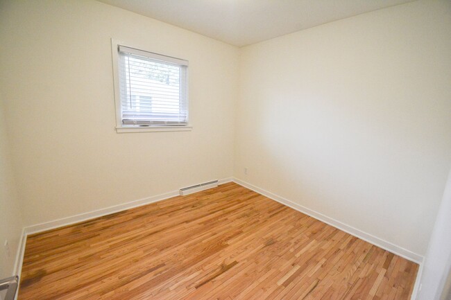 Building Photo - 3 bed 1 bath Available For Rent Near Histo...