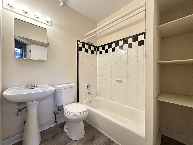 Building Photo - 3509 N Sheffield Ave