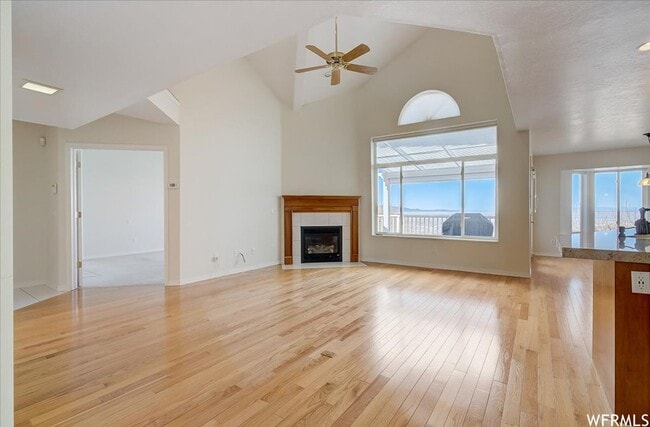 Building Photo - Large 6 Bedroom Home, 3 Car Garage, Gorgeo...