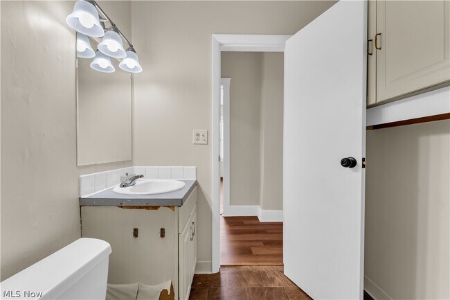 Building Photo - 8517 Rosewood Ave