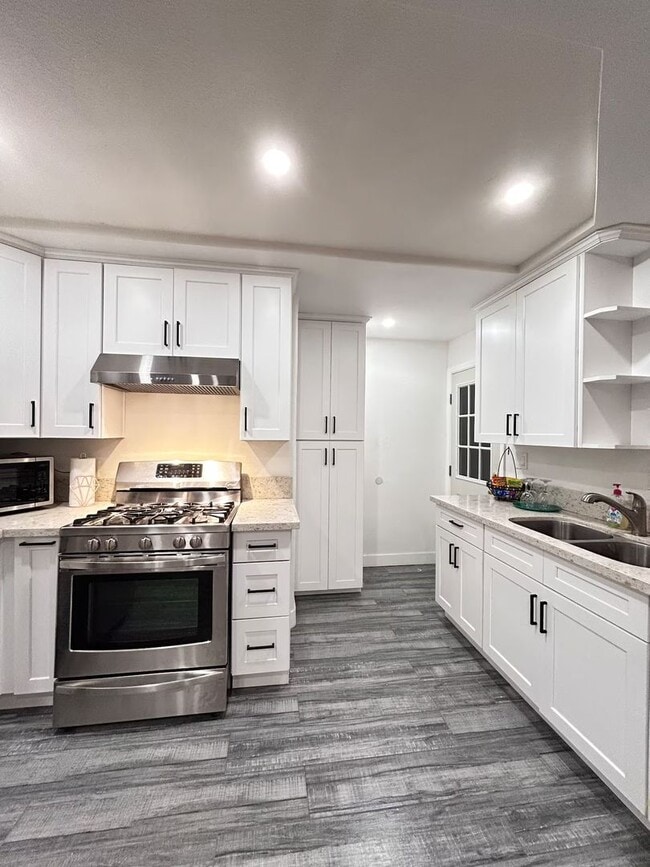 Building Photo - Charming 2-Bedroom Home in Los Angeles