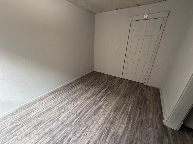 Building Photo - 425-1B Vermilion-N