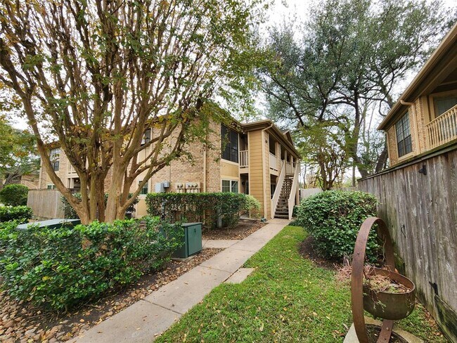 Building Photo - 1311 Antoine Dr