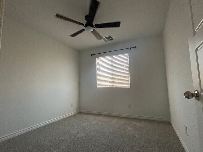 Building Photo - 3-bedroom townhome, 2cg, gated community