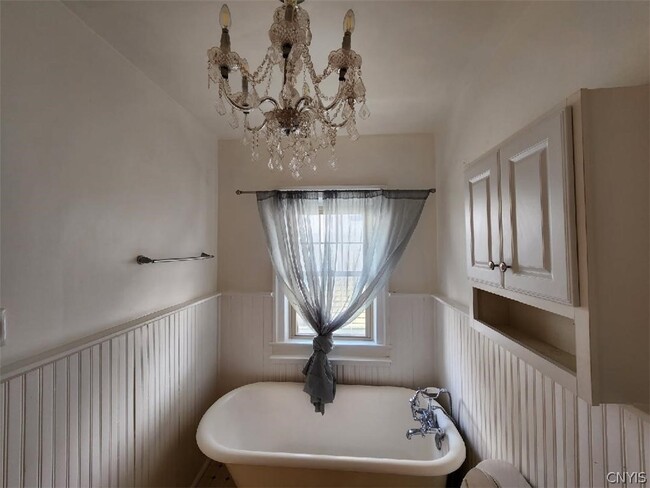 Building Photo - 621 Academy St