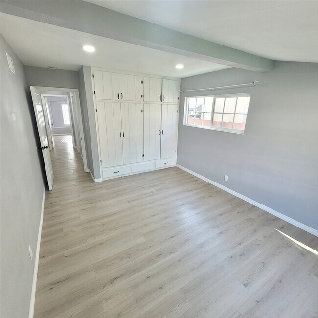 Building Photo - 5651 Radford Ave