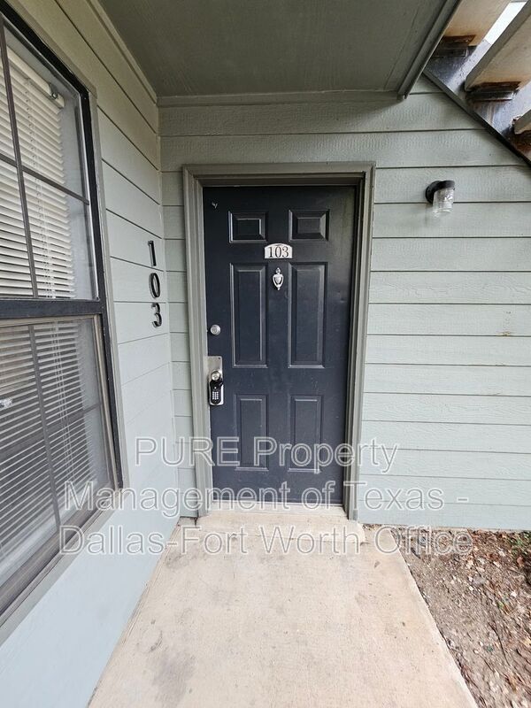 Building Photo - 806 Castleglen Dr