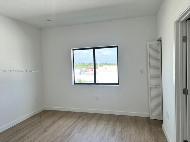 Building Photo - 307 NW 13th Pl