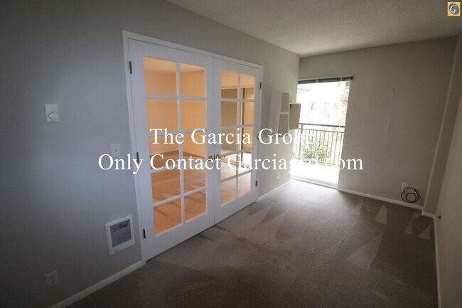 Building Photo - 2393 SW Park Pl