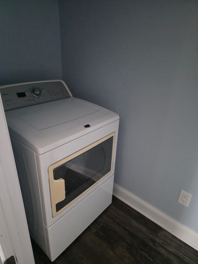 Building Photo - 2 Bedroom, 2.5 bath townhouse.