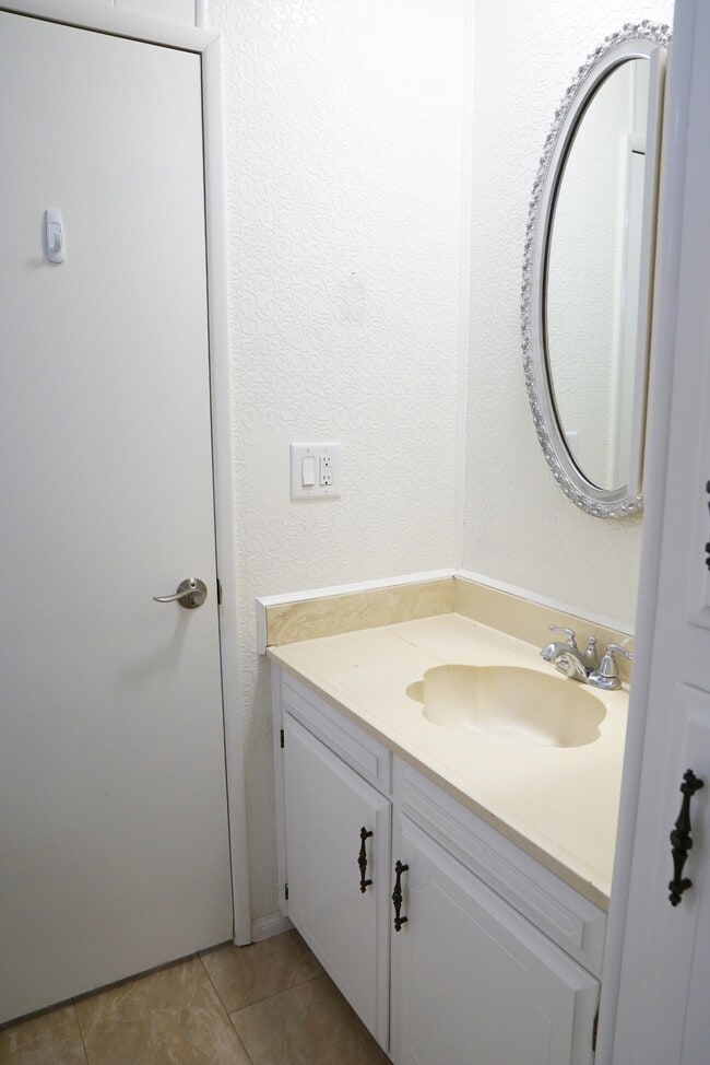 Building Photo - 38381 Poppet Canyon Dr