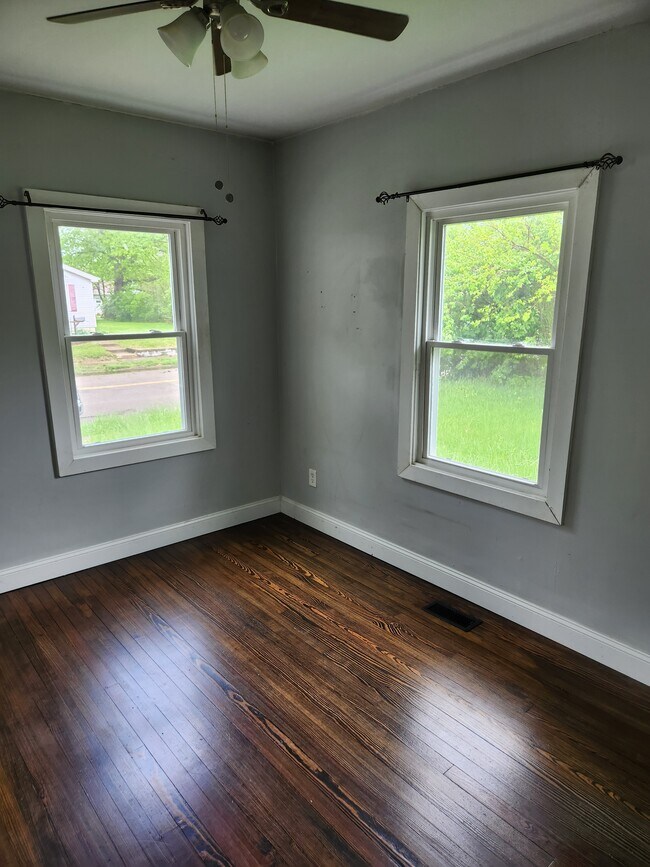 front bedroom pic 2 - 1239 Franklin St