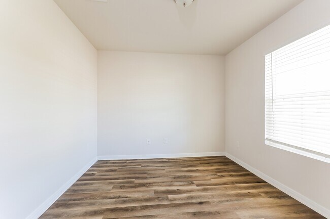 Building Photo - 2104 Cedar Bnd Dr