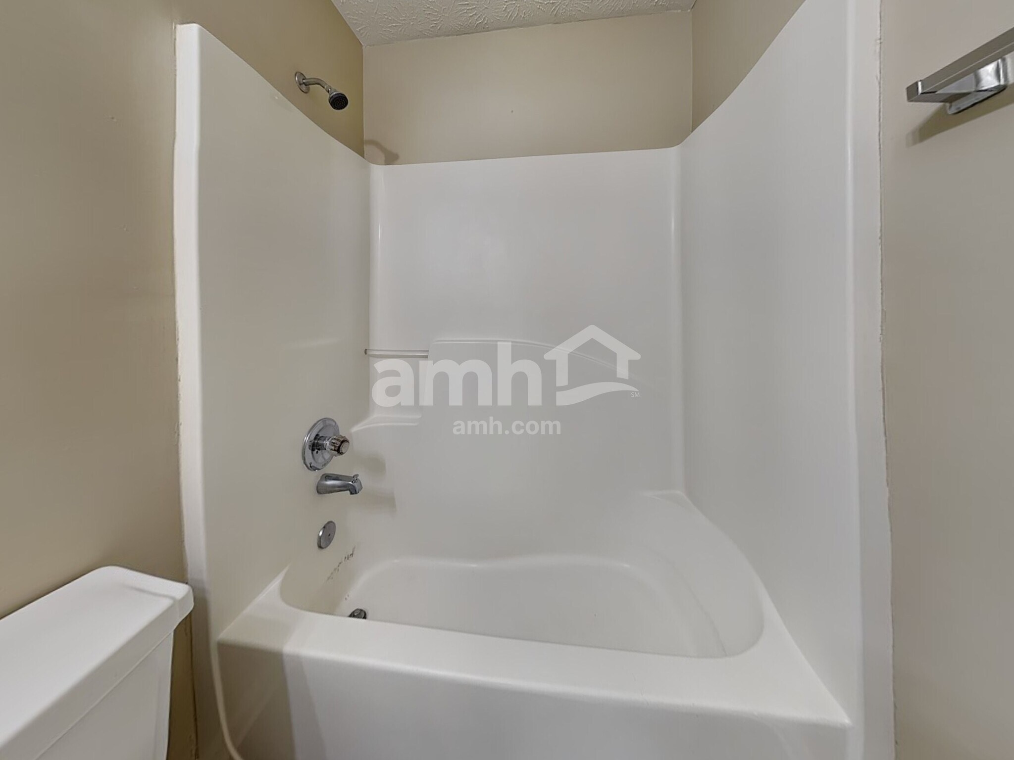 Building Photo - 2880 Camelot Woods Dr