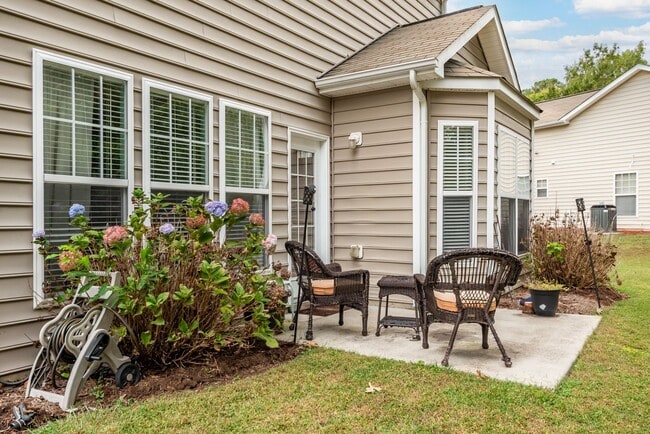Building Photo - Beautiful Home in Lochside Neighborhood