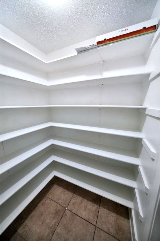 Building Photo - Cozy 3-Bed, 2-Bath with Fireplace in Prime NW Location - Realtor Commission: $500