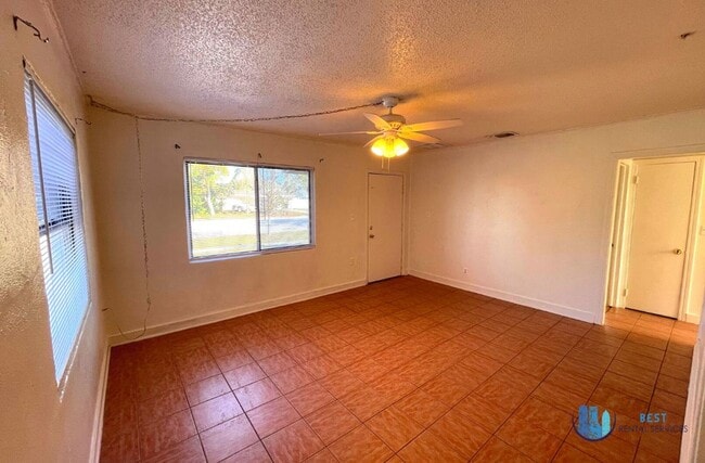 Building Photo - 3-bedroom, 1-bathroom house located in the...