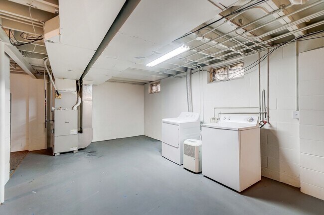 Building Photo - 347 Darrow Ave