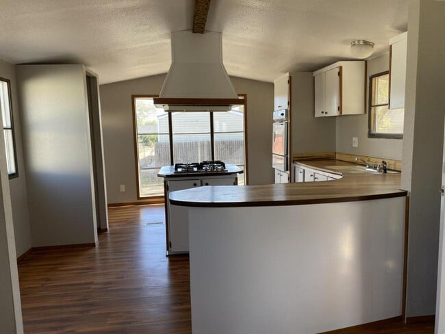 Building Photo - 4005 Hilltop Dr