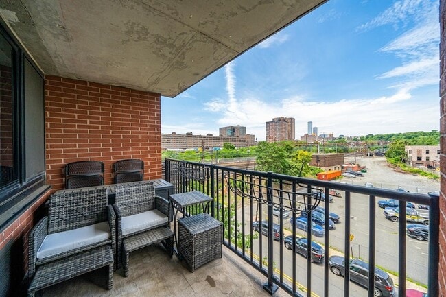 Building Photo - 700 Grove St