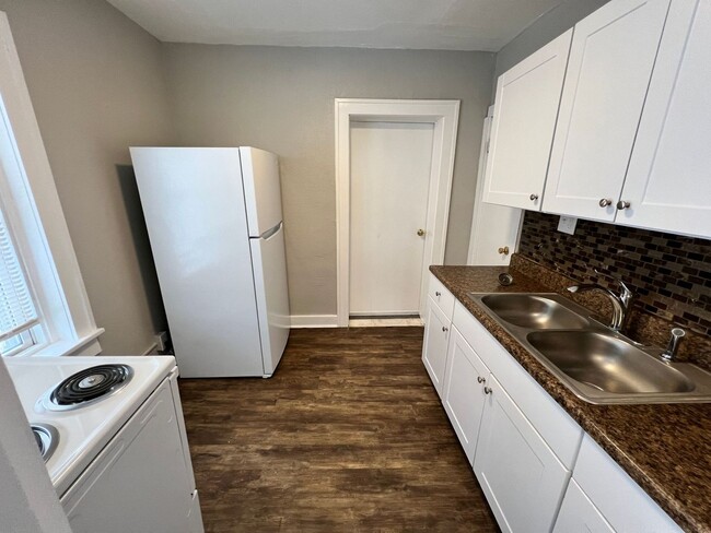 Building Photo - Upstairs 2-Bed, 1.5-Bath Duplex