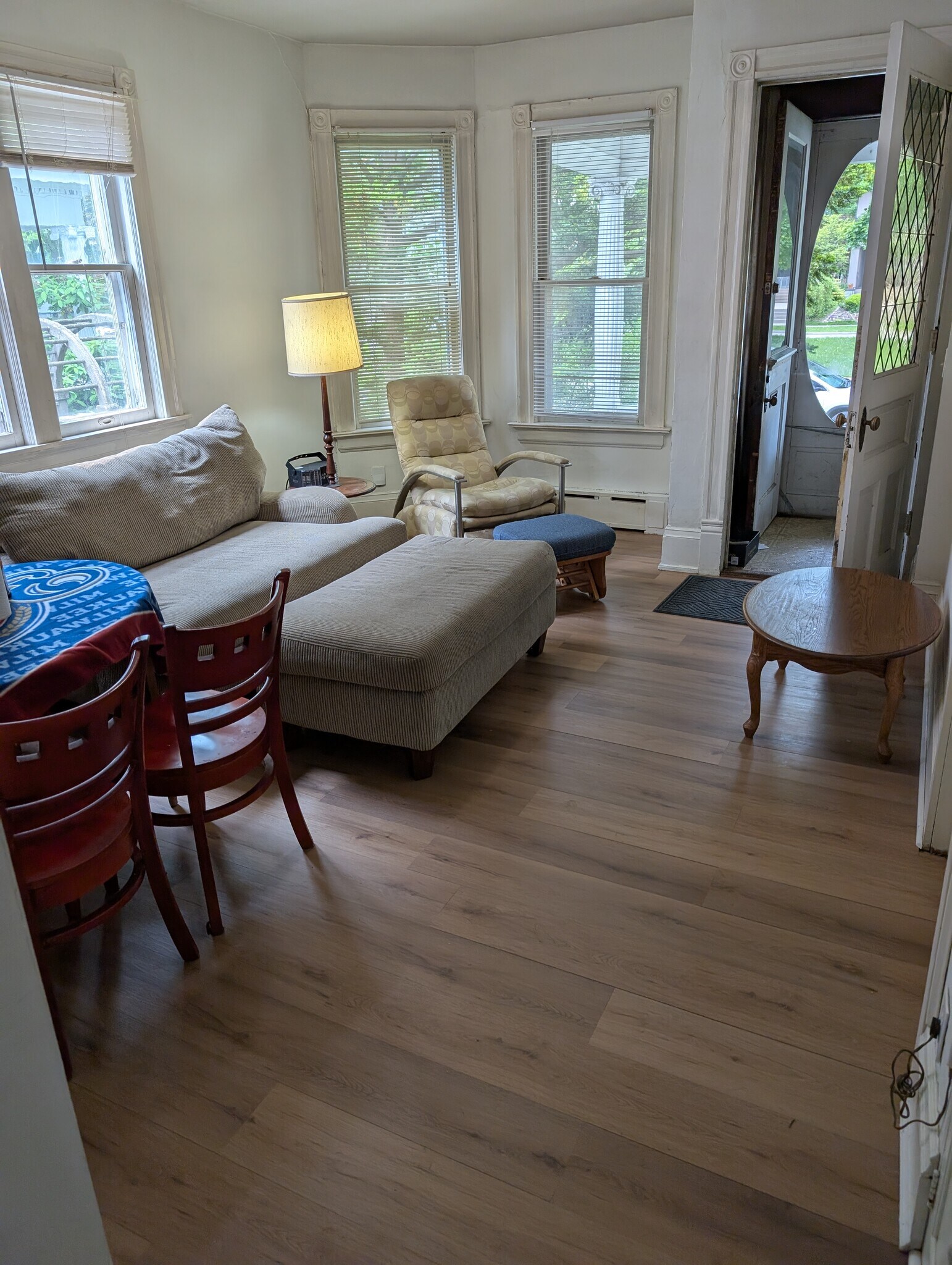 Living room - 1927 E Newberry Blvd