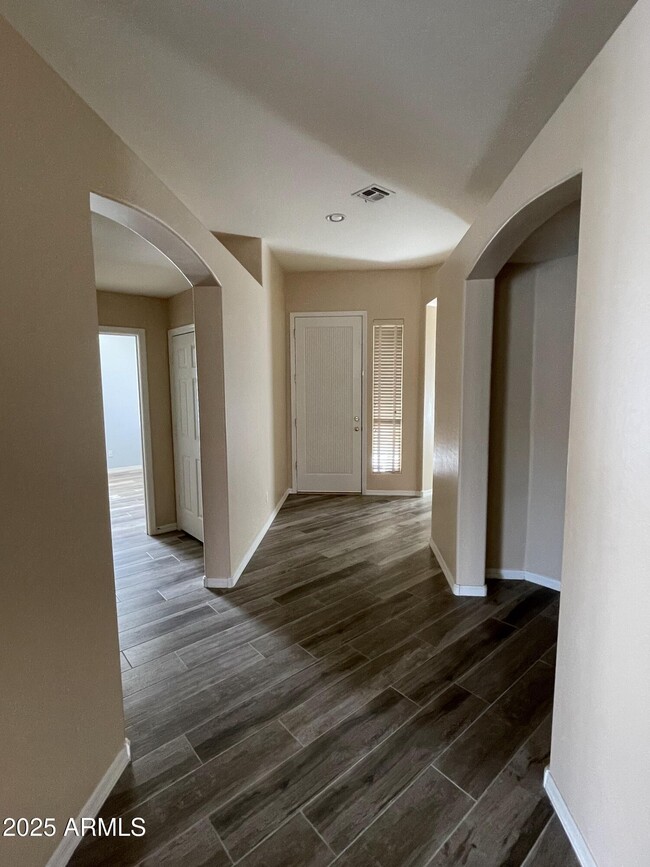 Building Photo - 901 W Oriole Way